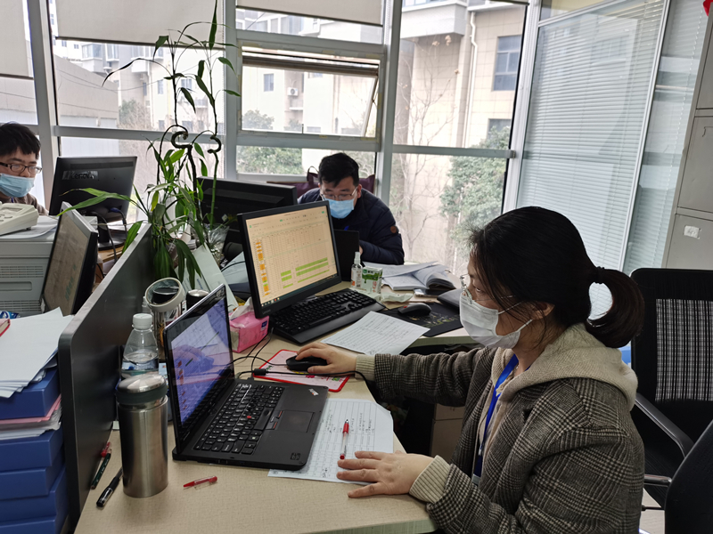 疫情戰(zhàn)役中的逆行者3.jpg